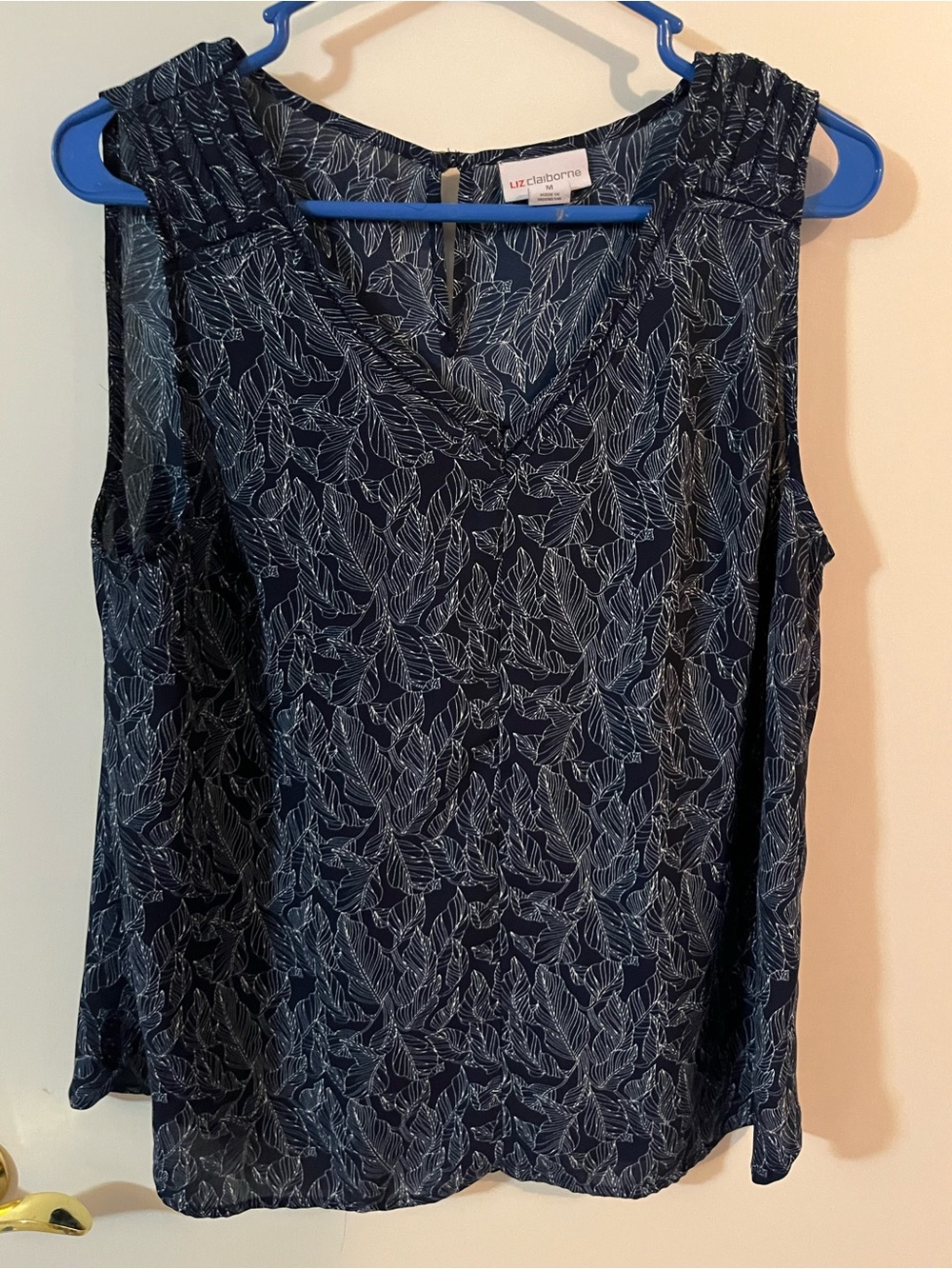 Liz Claiborne Navy Leaf-Print Sleeveless V-Neck Top medium